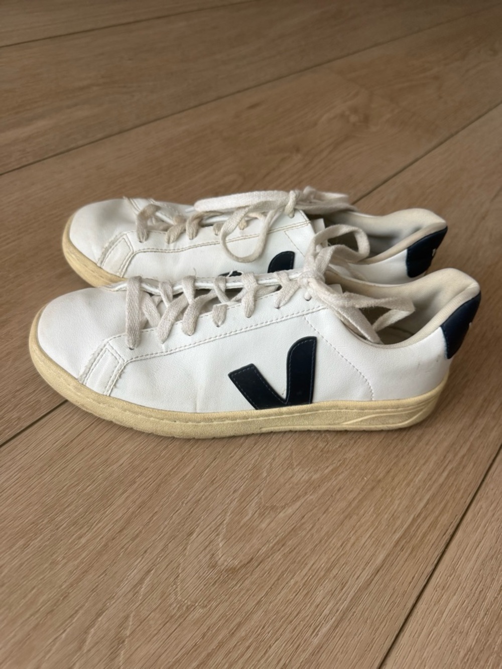 Veja Women’s White Leather Sneakers with Navy V and Gum Heel Sz 9